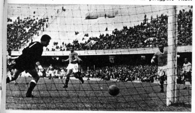 Il primo gol di Gianni Rivera in serie A: in Napoli-Alessandria 1-1 del 24 aprile 1960. Il 'Golden Boy' del calcio  italiano inizi a giocare con l'Alessandria,  la citt dove   nato il 18 agosto 1943. Rcs
